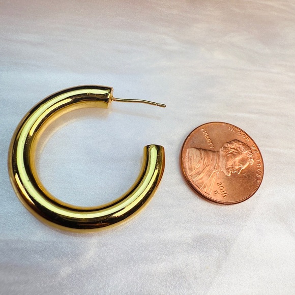 Pretty lightweight, thick goldtone hoop pierced earrings - Picture 6 of 6